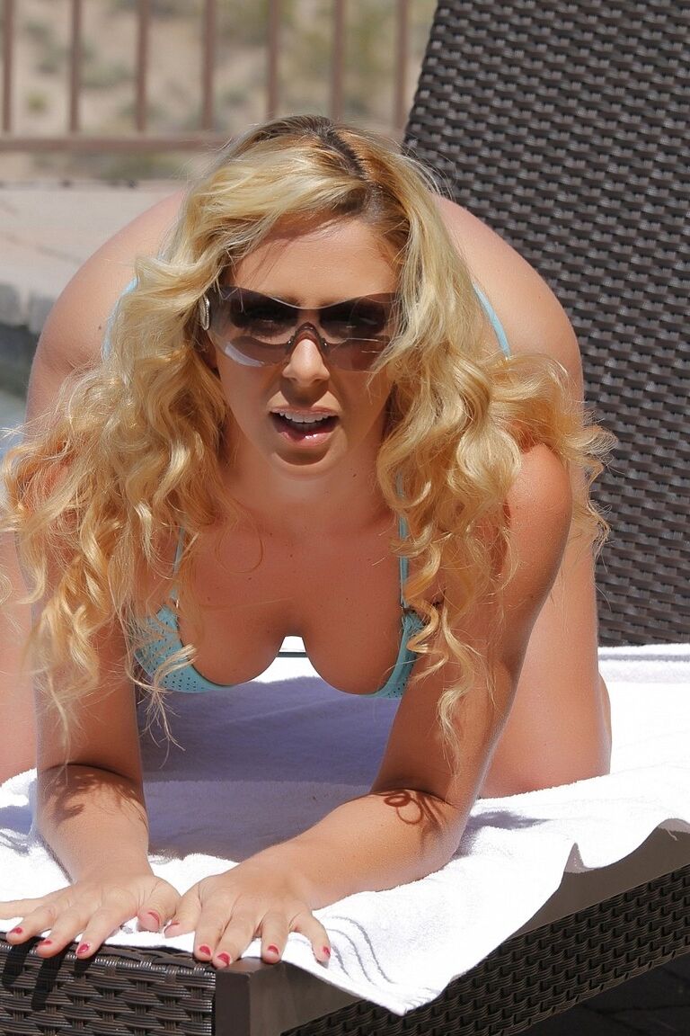 21P Loira peituda Cherie Deville tira o biquíni