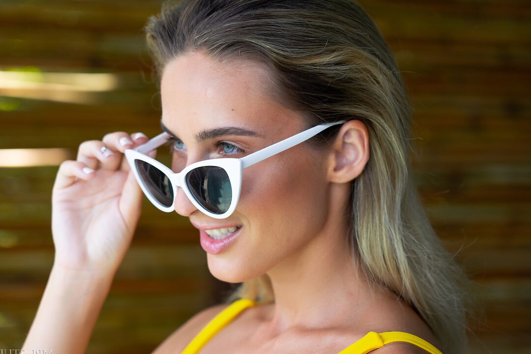 12P Loira suja tira um biquíni amarelo para um noivado de modelo nua