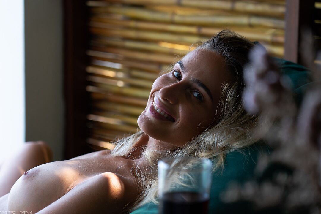 12P Loira suja tira um biquíni amarelo para um noivado de modelo nua
