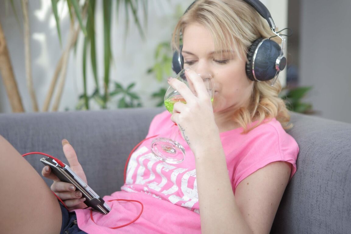 Die 21-jährige europäische Teenagerin Baby Dream wird von hinten hart gefickt und trinkt Sperma