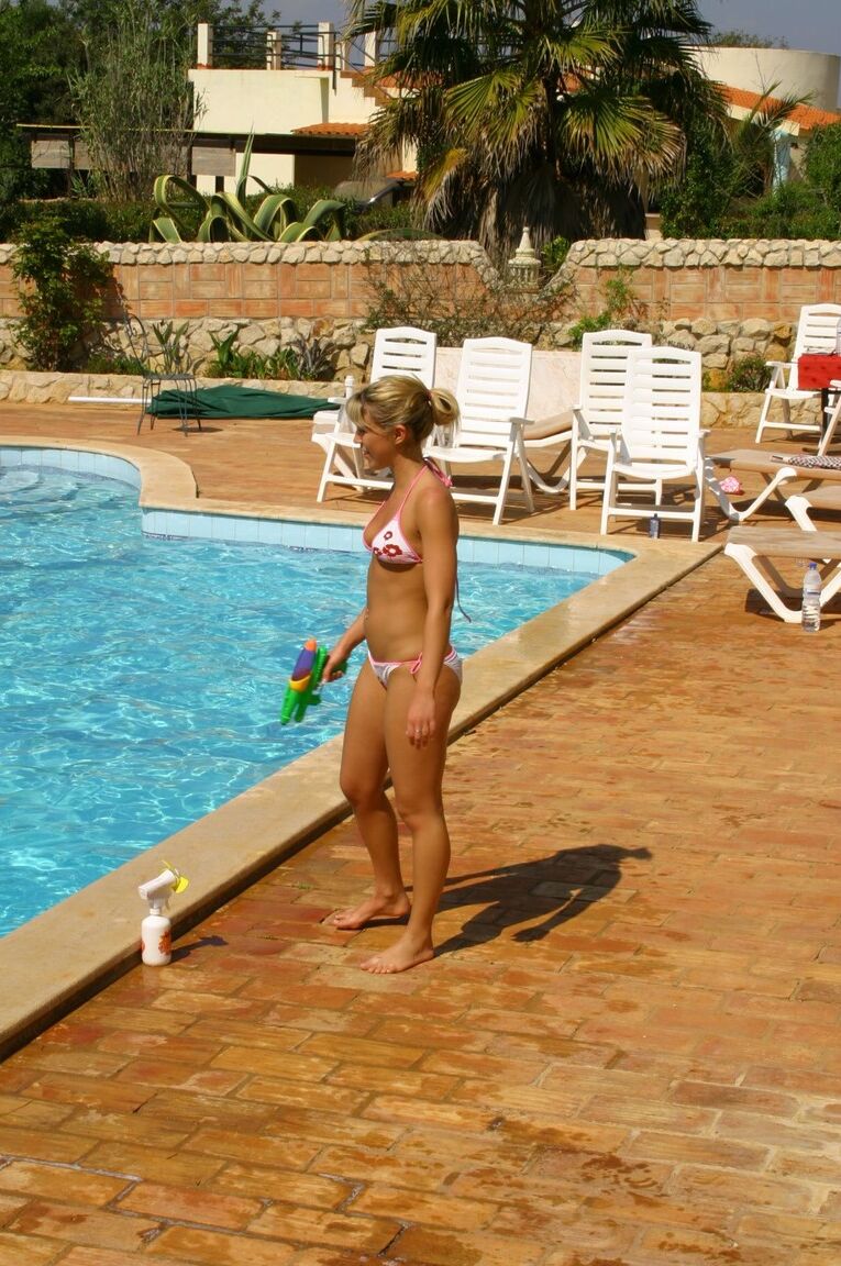 21P Loira britânica MILF Abigail Toyne aproveita um dia ensolarado com duas adolescentes sensuais