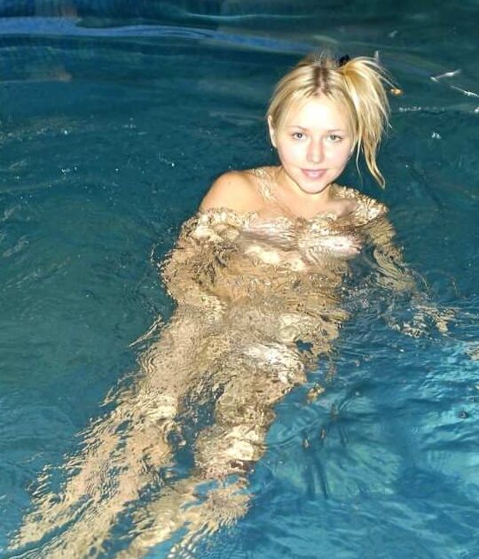 10P Linda Anne Linda Anne nadando na piscina