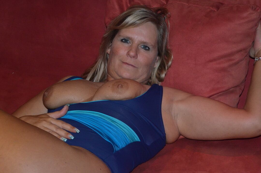 16P Loira amadora Sweet Susi abre as pernas enquanto mostra os seios