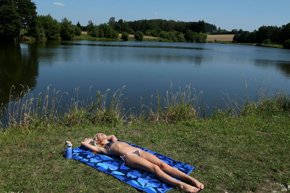 16P La delgada y rubia joven Kiara Cole se quita el bikini antes de jugar con su coño cerca del agua