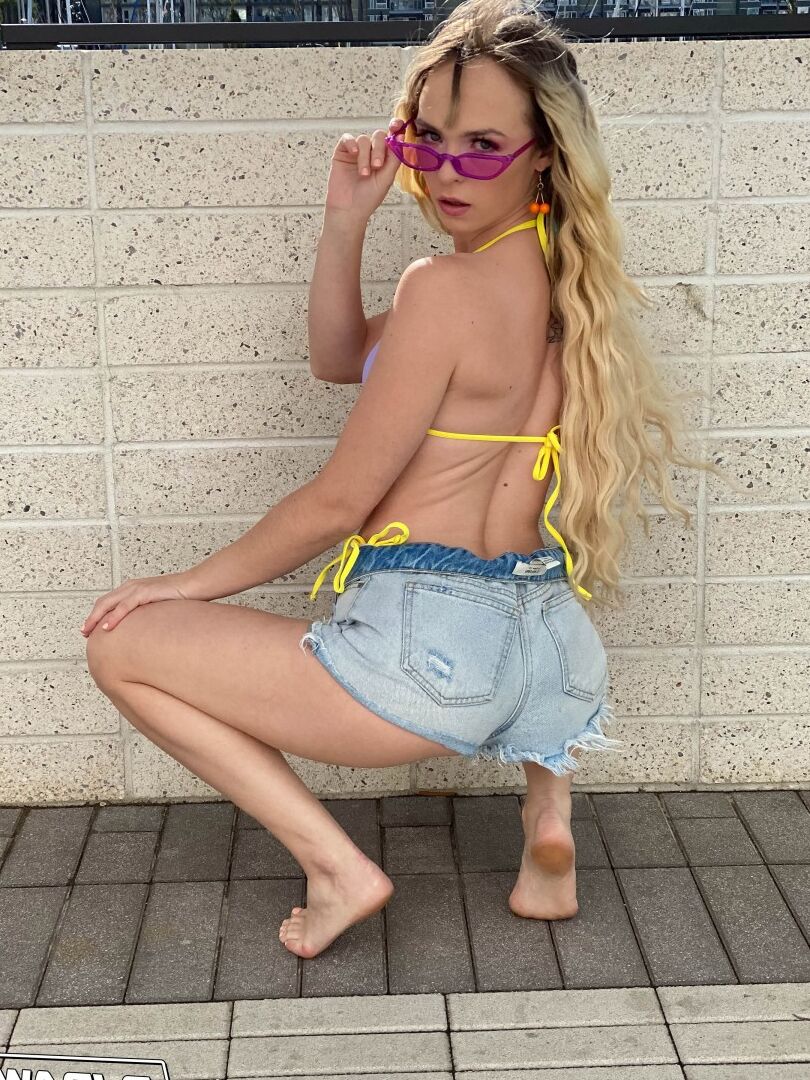 20P Blonde Teenagerin mit langen Haaren Lilly Bell modelliert einen Bikini vor einem BJ und einer Gesichtsbehandlung