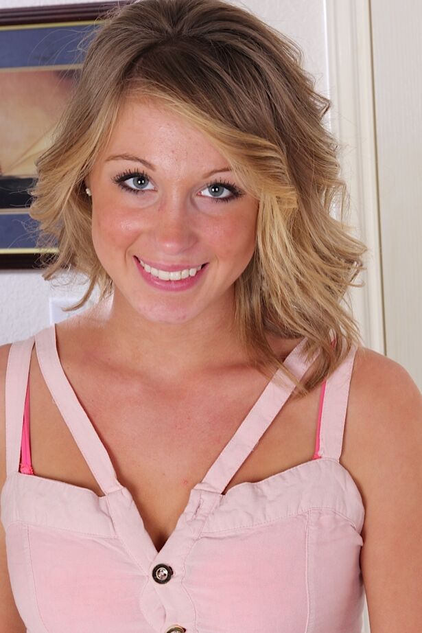 16P A adolescente amadora loira Ashley Jones tem um buraco vaginal rosa ideal