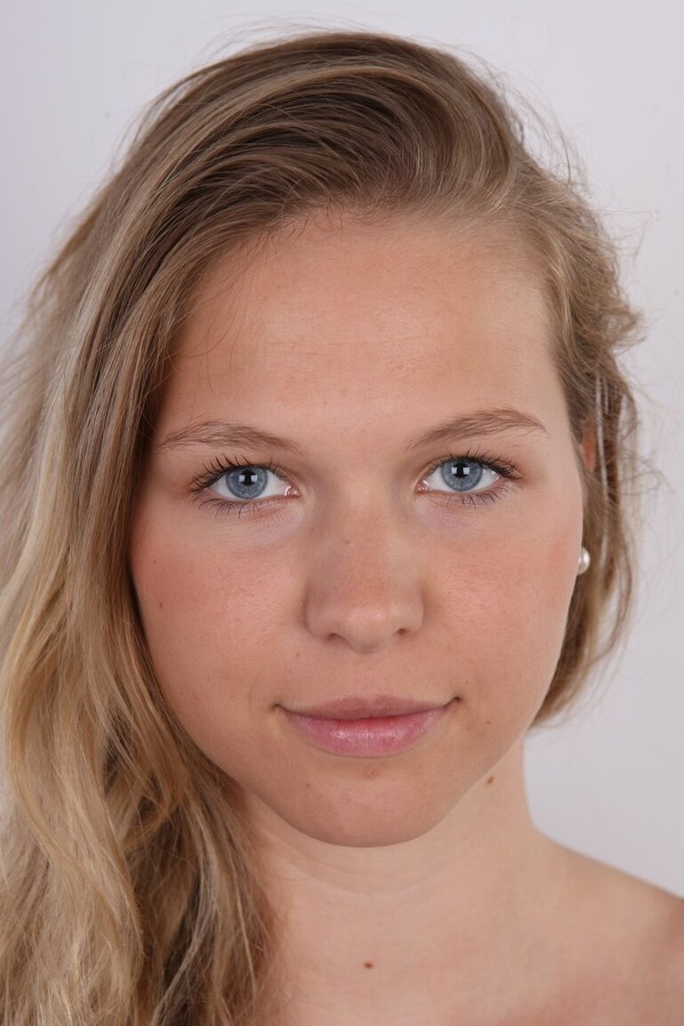 20P Anna, jolie jeune amateur, se déshabille pour poser pour son profil sur son site porno.