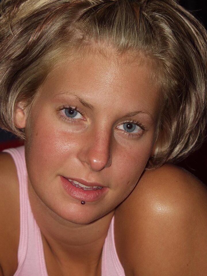 16P La linda rubia Drew descubre sus turgentes tetas antes de abrir con los dedos su chocho calvo