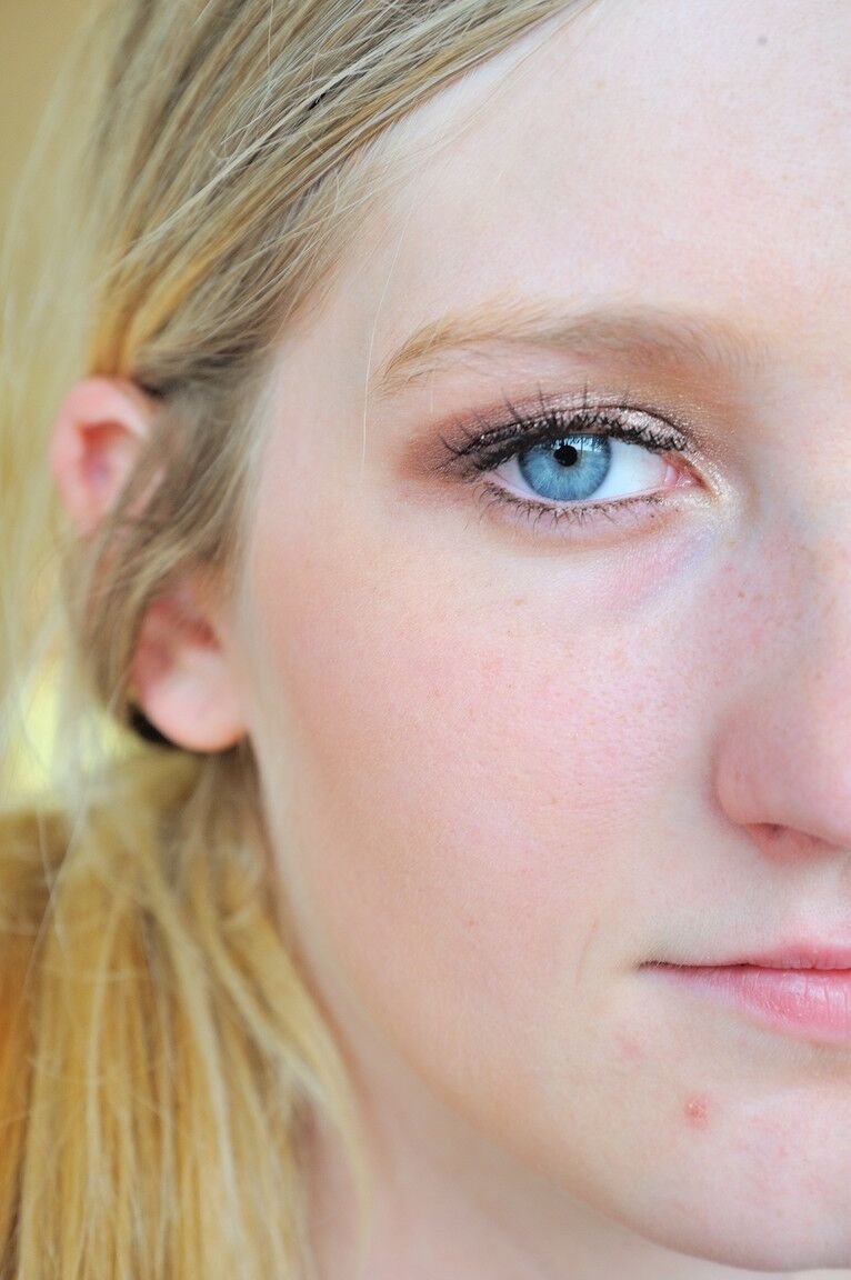 20P Blonde Süße Summer zeigt ihre frechen Nippel und spielt mit einem blauen Spielzeug
