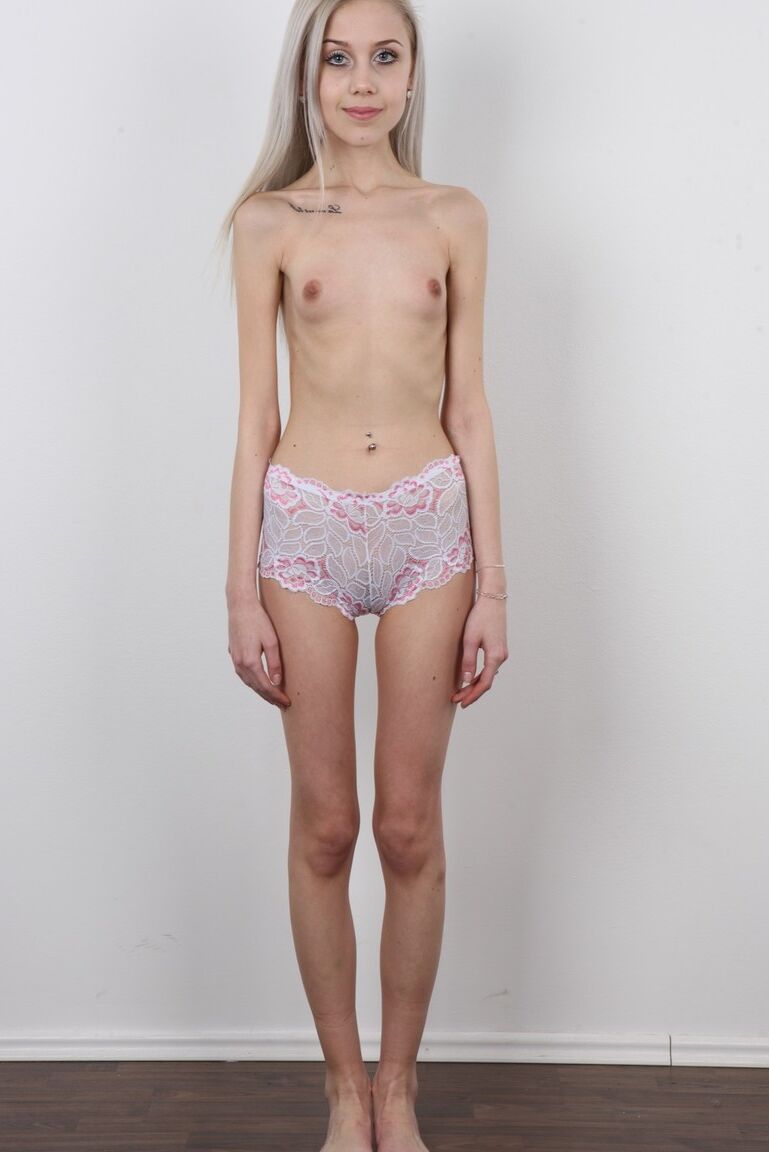 20P La flaca virgen de 18 Natalia se quita la ropa para quedar desnuda