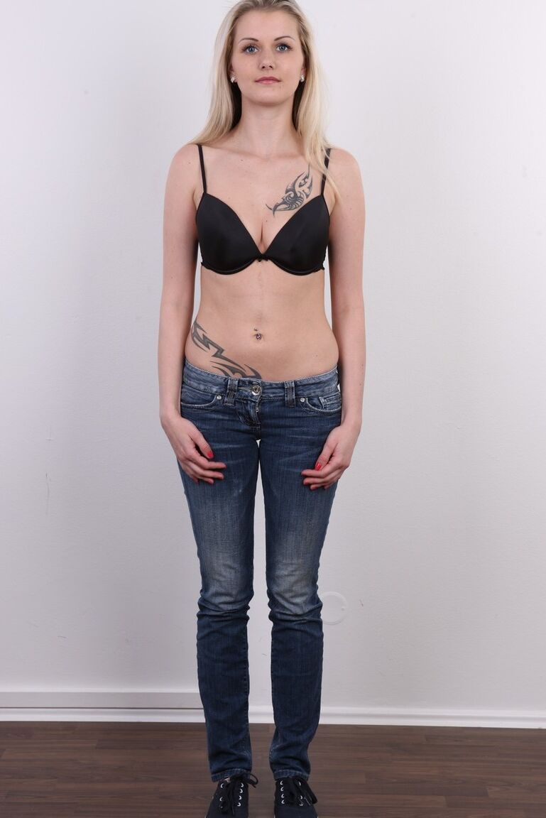 20P Une amatrice blonde aux yeux bleus se déshabille pour son premier tournage d'interview porno