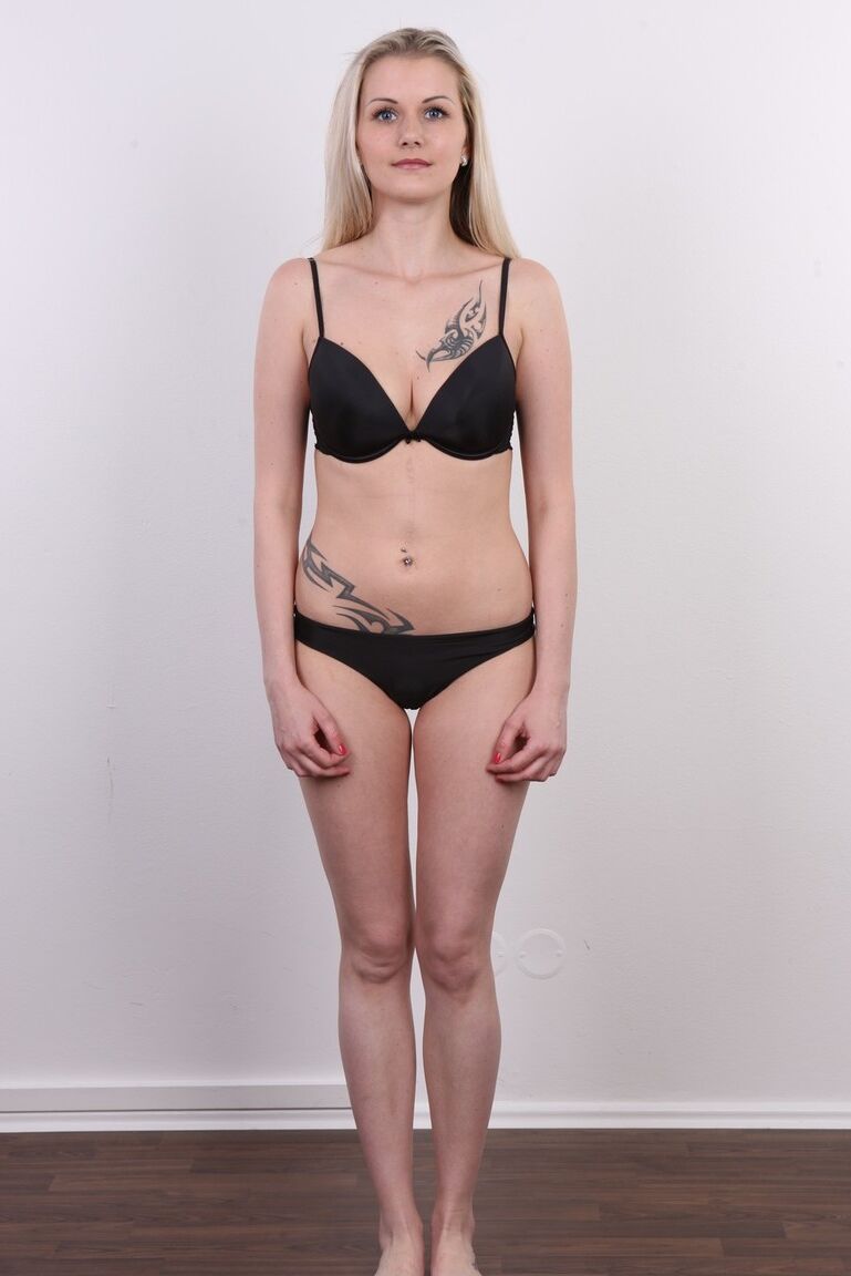 20P Une amatrice blonde aux yeux bleus se déshabille pour son premier tournage d'interview porno