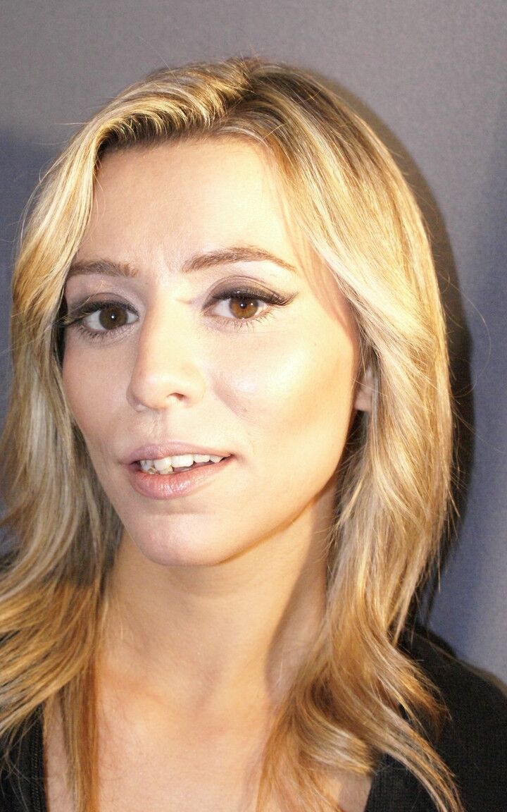 Die 14P blonde Amateurin Andreia Viveiro spielt mit ihrer Möse, nachdem sie ihren geilen Arsch angepriesen hat