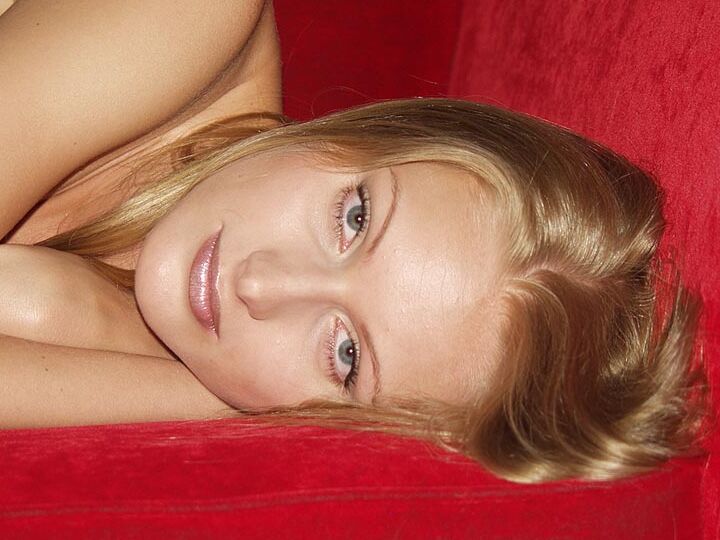 16P La rubia amateur Sylvia abre su coño húmedo durante un primer plano