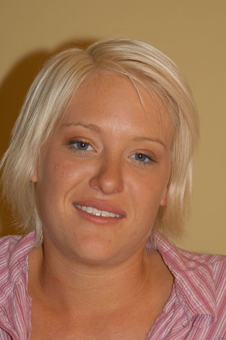 16P Rubia amateur descubre sus bonitas tetas antes de desnudarse totalmente
