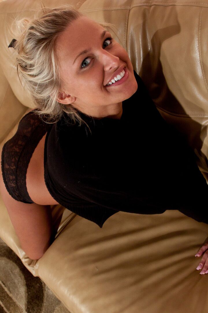 16P La chica amateur solitaria Kendra Rain pega una sonrisa en su cara bonita