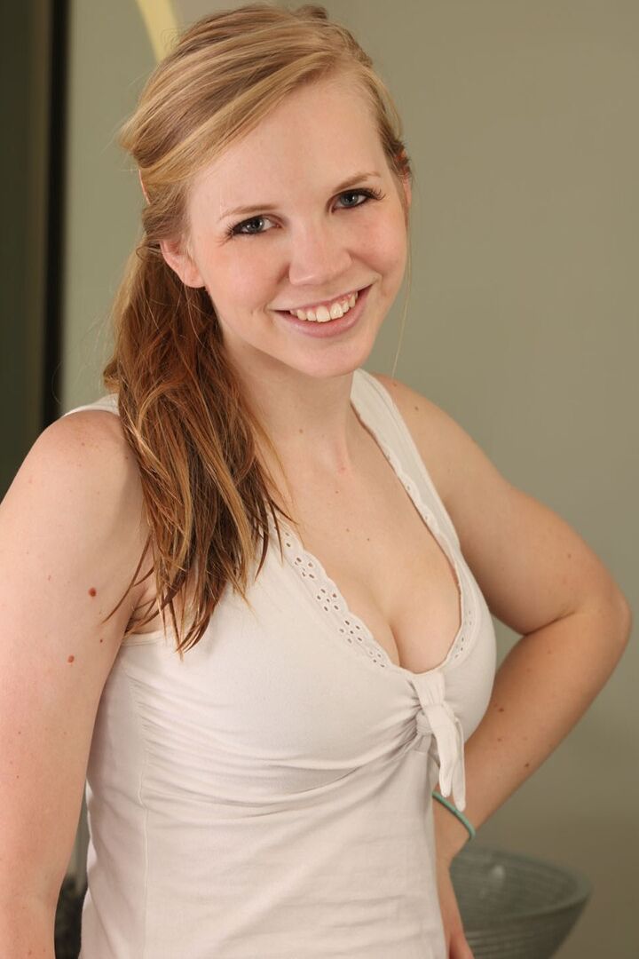 Das 15P-Amateurmodel Taylor True fingert gleichzeitig ihre Analhöhle und ihre Muschi