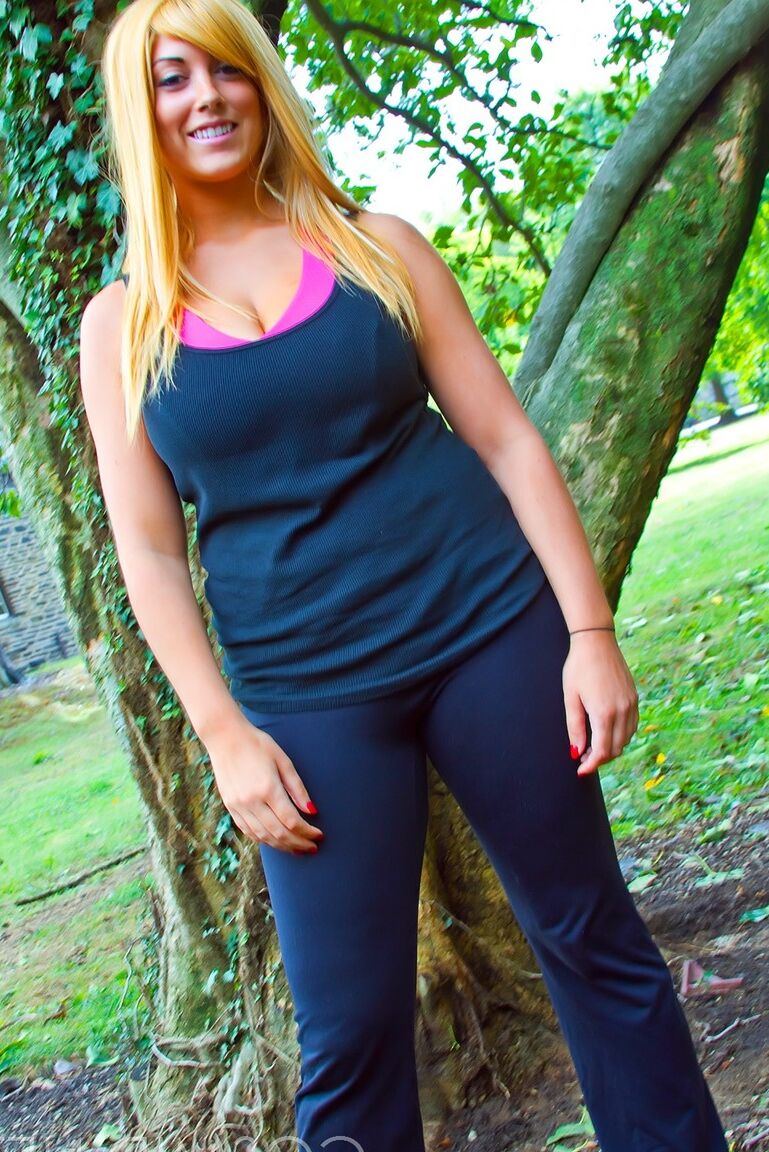 16P A loira atrevida e gorda Tasha Cole tira a camisa do lado de fora para posar com calças de ioga