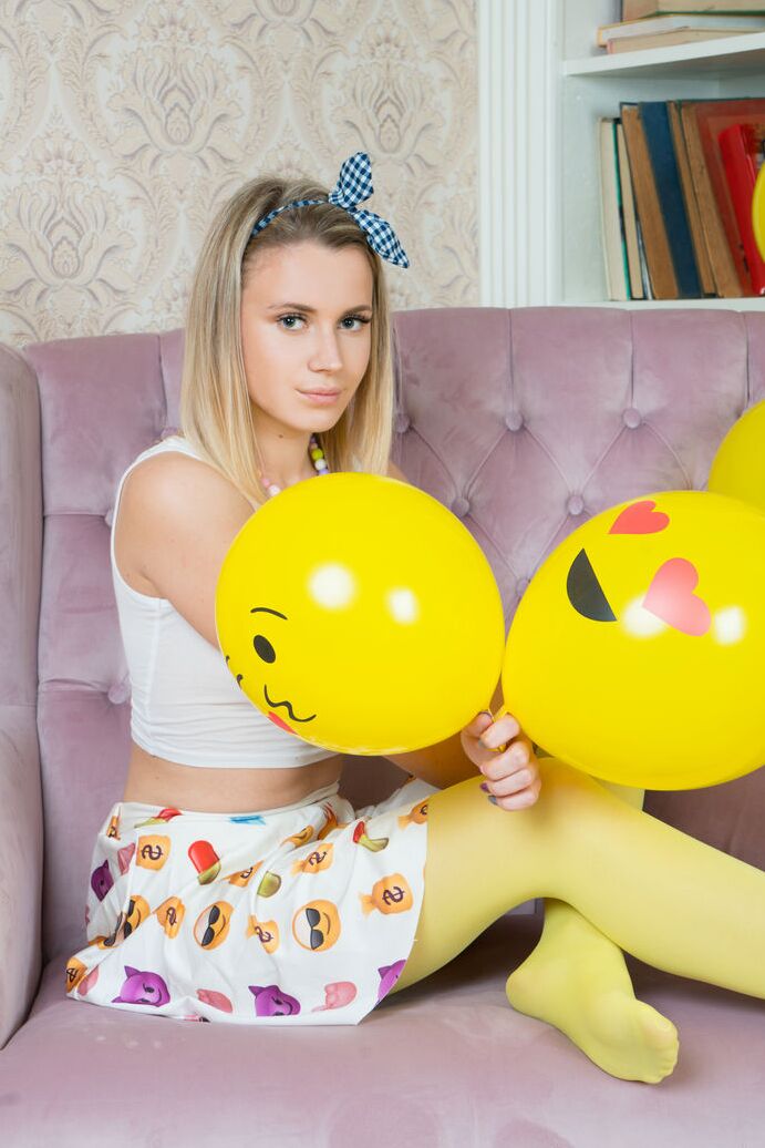 20P La adorable adolescente Pink se quita las medias para posar completamente desnuda entre globos