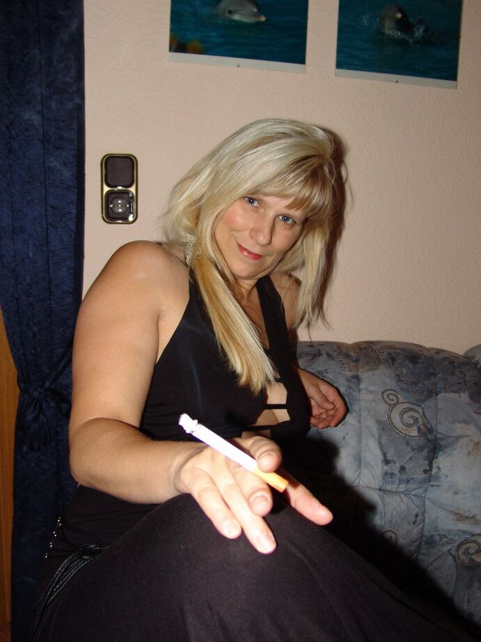 20P Middle-aged blond amateur Sweet Susi bares saggy tits before touching her twat