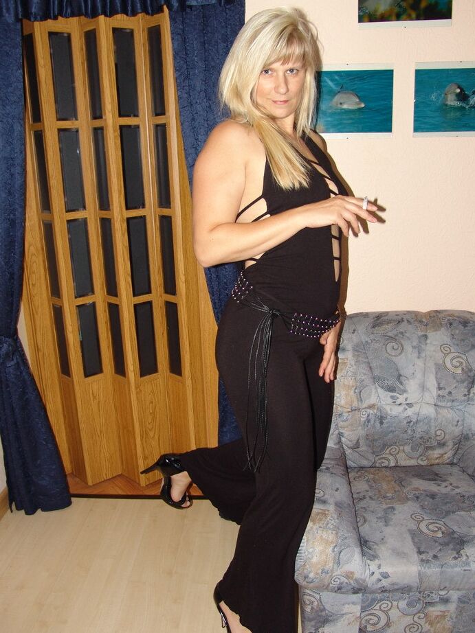 20P Middle-aged blond amateur Sweet Susi bares saggy tits before touching her twat