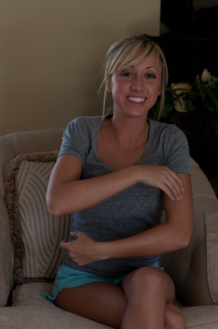 16P Pretty blonde Kelly flashes her ass and tits at the casting