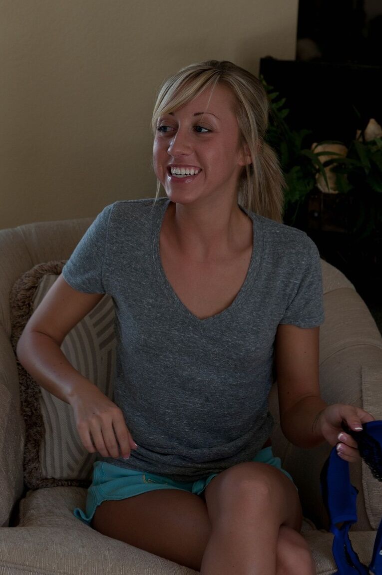 16P Pretty blonde Kelly flashes her ass and tits at the casting
