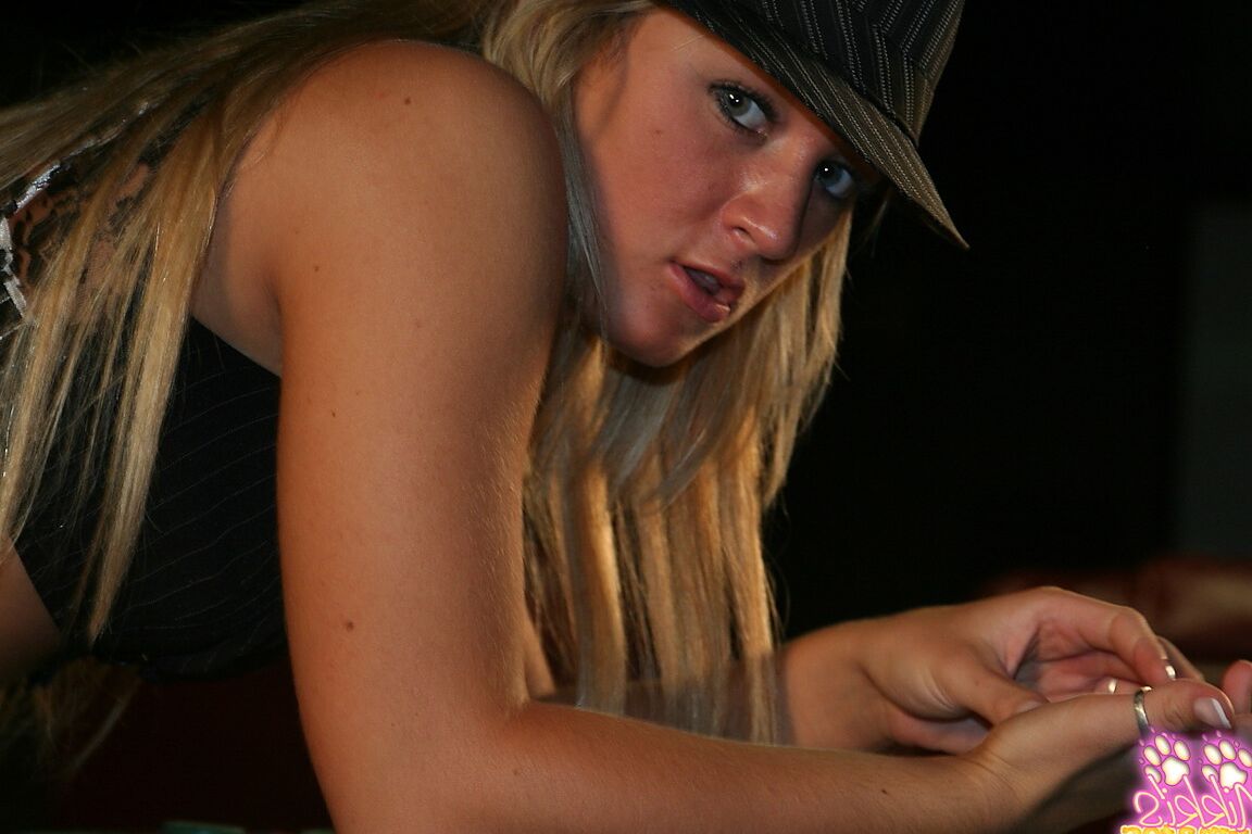 15P La rubia amateur Roxys Hustlin se desliza las bragas sobre su bonito culo con un sombrero de fieltro
