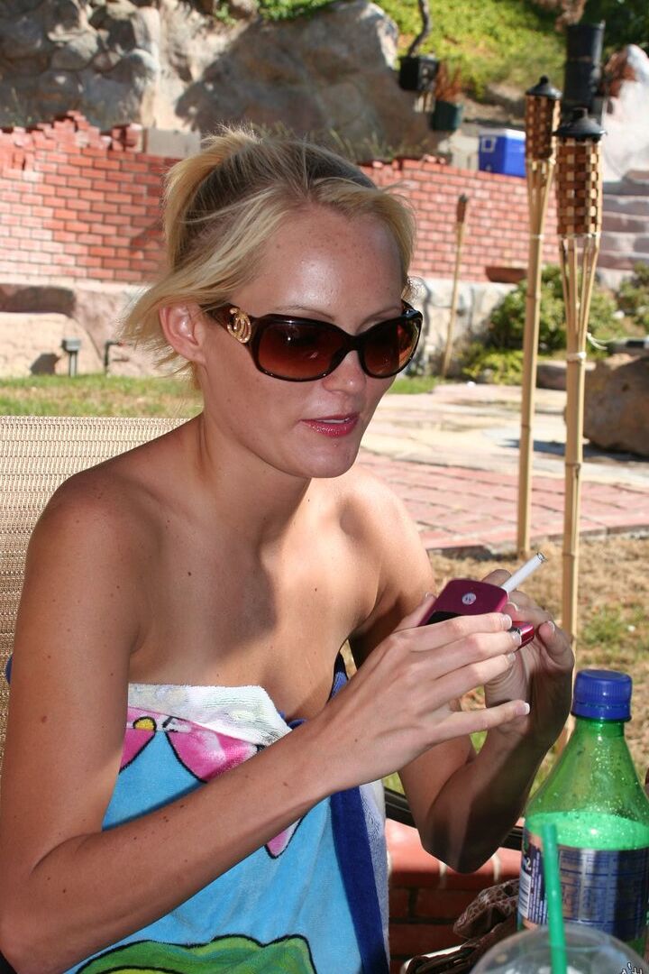 16P Hanna, blonde aux gros seins, se met nue dans des tons de l'outback lors d'une séance photo franche à la maison