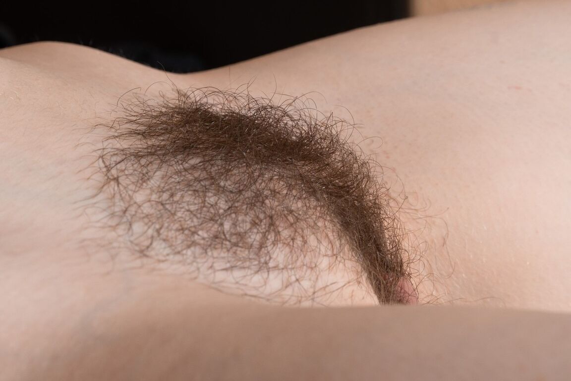 16P La rubia amateur Linda Maers lee un poco después de meterse los dedos en el arbusto
