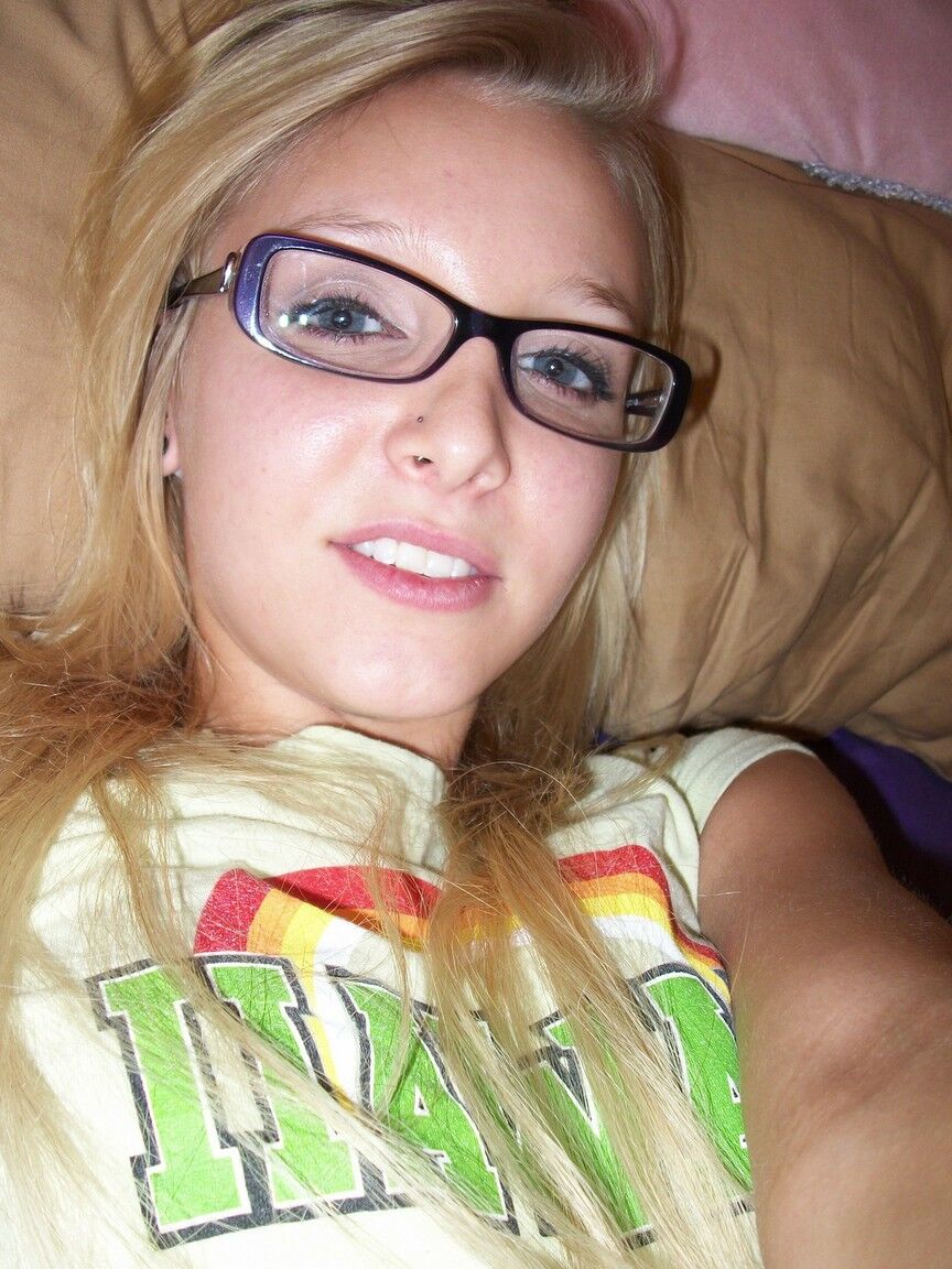 16P Adolescente nerd tira selfies de seus seios expostos e micro shorts