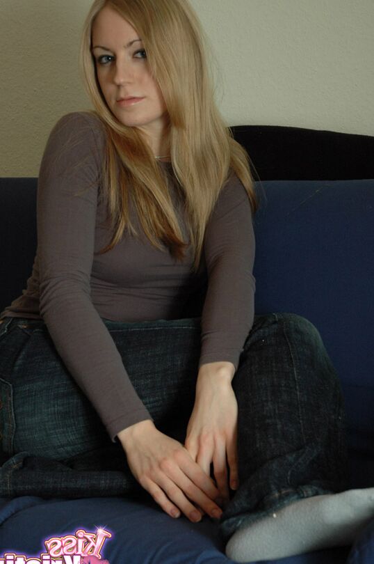12P La caliente rubia amateur Kiss Kristin se quita los vaqueros para posar en topless en bragas sexys