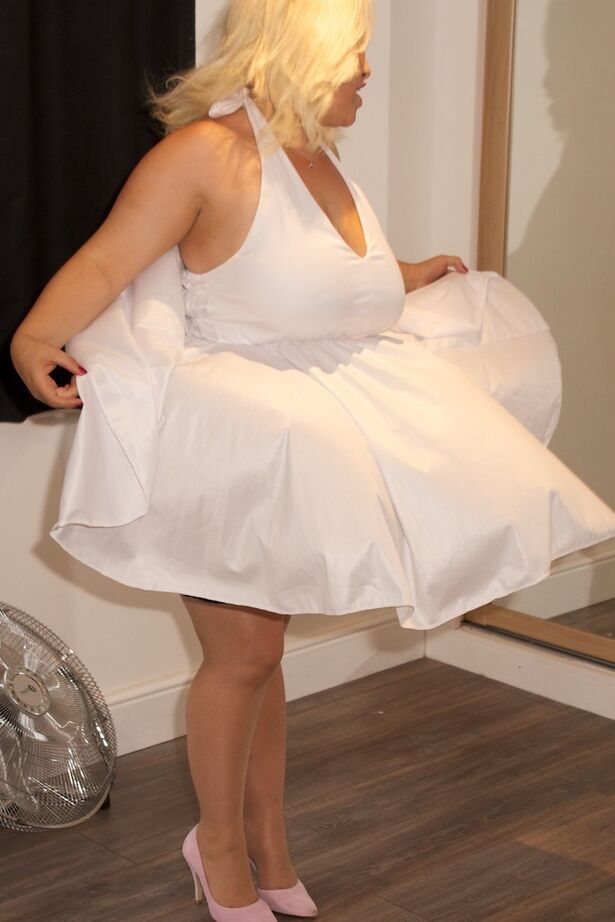 20P Mujer obesa rubia platino recrea una escena clásica de Marilyn Monroe
