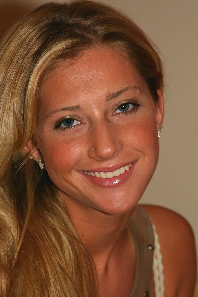 Die 16P blonde Amateurin Sammie enthüllt ihren heißen Körper mit einem sinnlichen Striptease