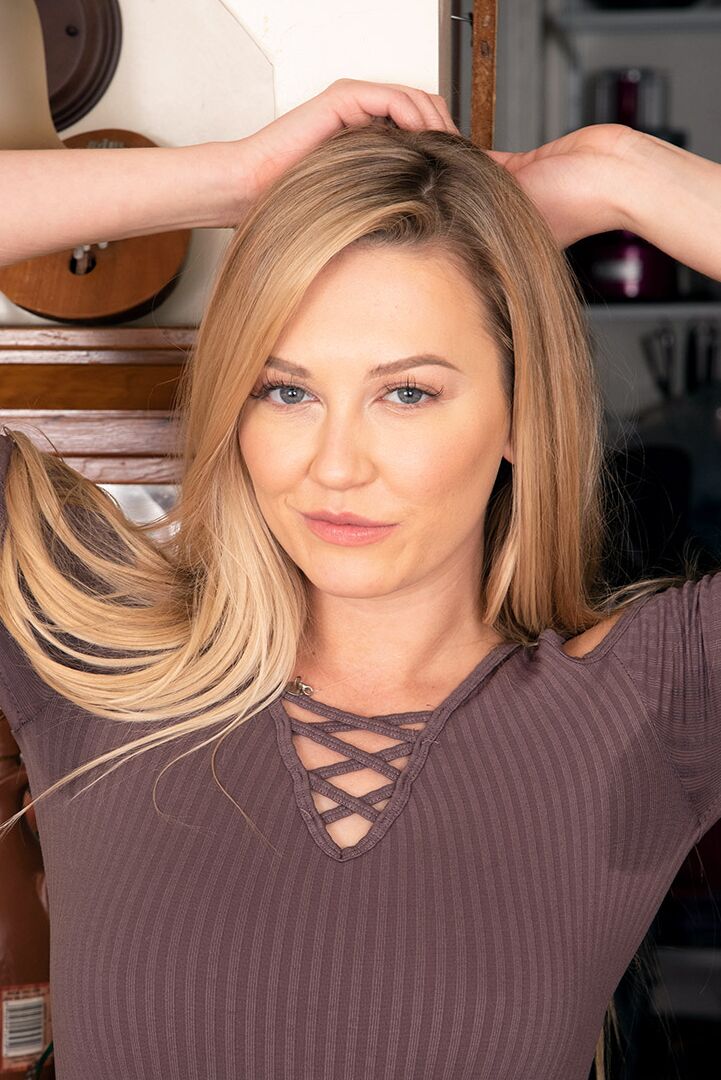 16P La rubia amateur Adira Allure se desliza los vaqueros sobre el mono y el gran culo
