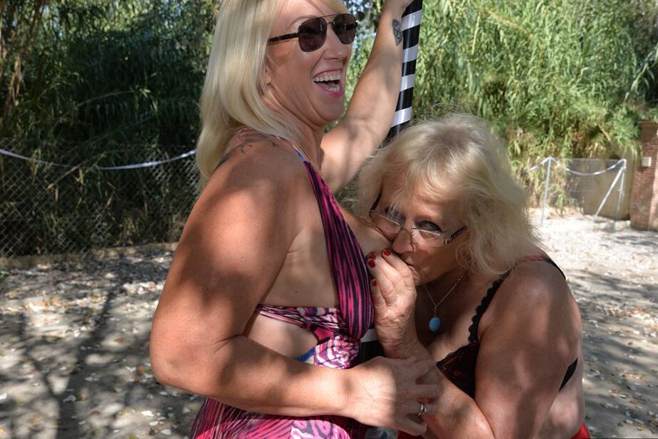 20P La rubia mayor Melody y su novia lesbiana juegan con las tetas del otro