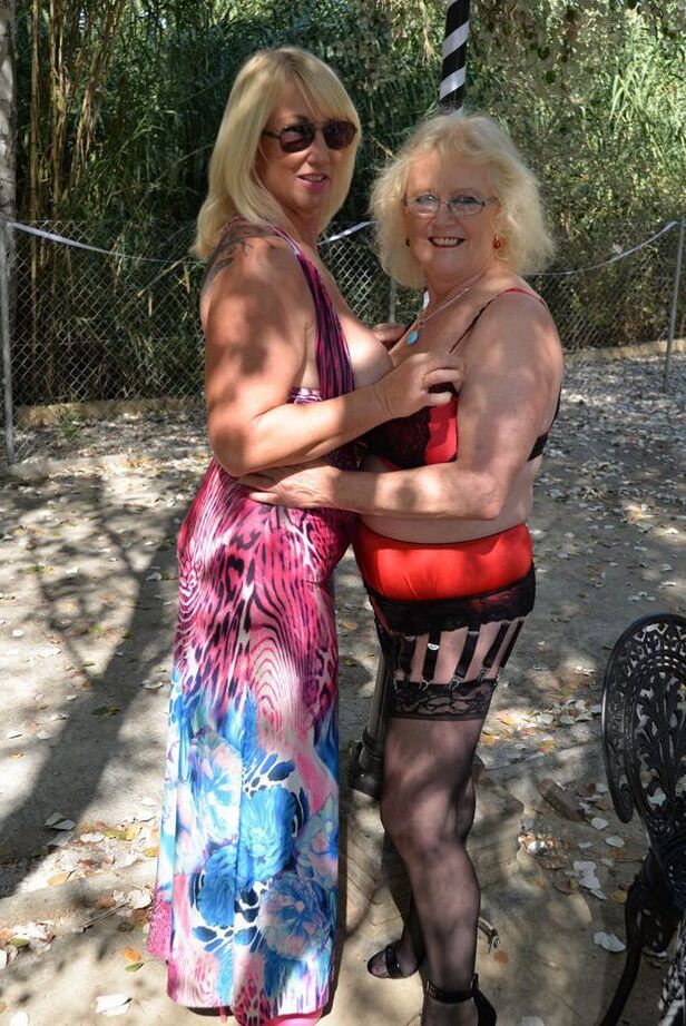 20P La rubia mayor Melody y su novia lesbiana juegan con las tetas del otro