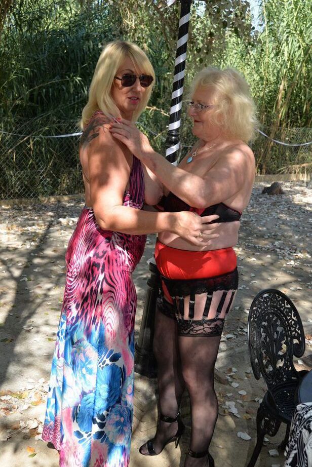 20P La rubia mayor Melody y su novia lesbiana juegan con las tetas del otro