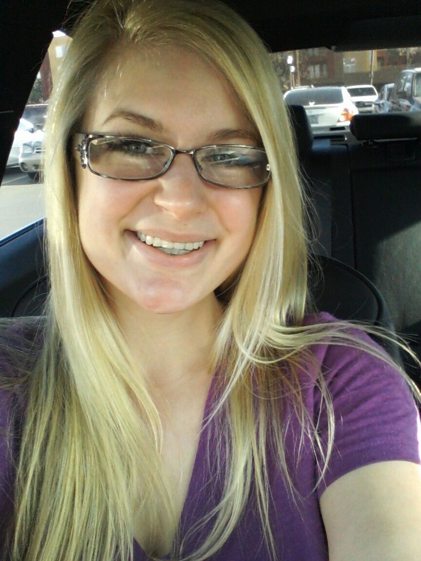 14P La rubia amateur Danielle se toma selfies sin desnudos de su vida diaria