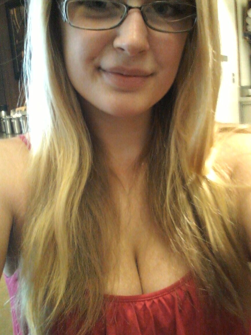 14P La rubia amateur Danielle se toma selfies sin desnudos de su vida diaria