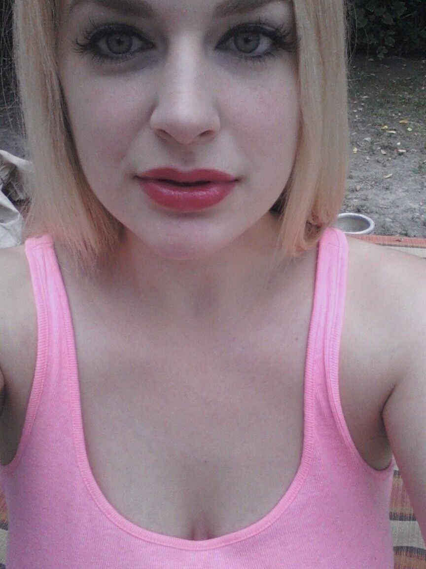 14P La rubia amateur Danielle se toma selfies sin desnudos de su vida diaria
