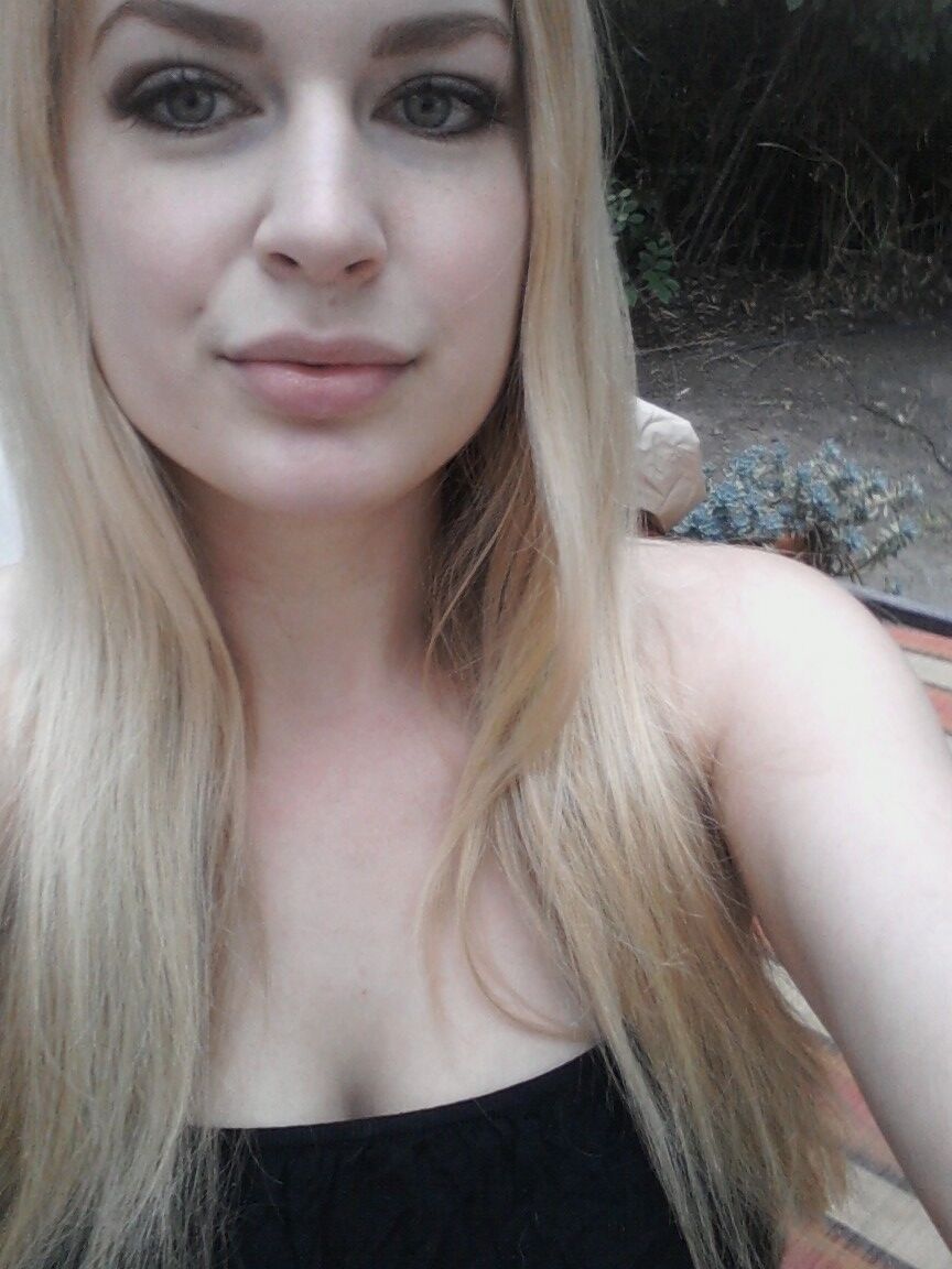 14P La rubia amateur Danielle se toma selfies sin desnudos de su vida diaria