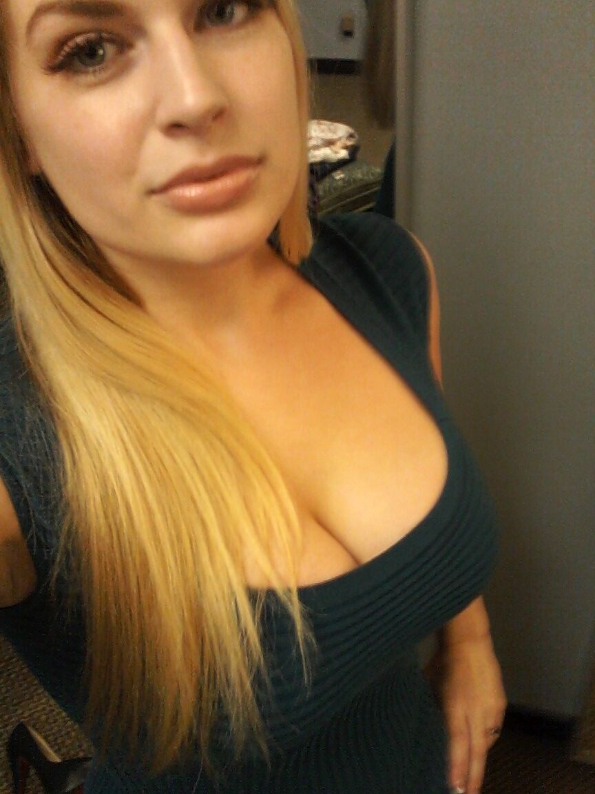 14P La rubia amateur Danielle se toma selfies sin desnudos de su vida diaria