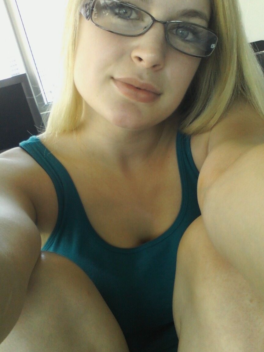 14P La rubia amateur Danielle se toma selfies sin desnudos de su vida diaria