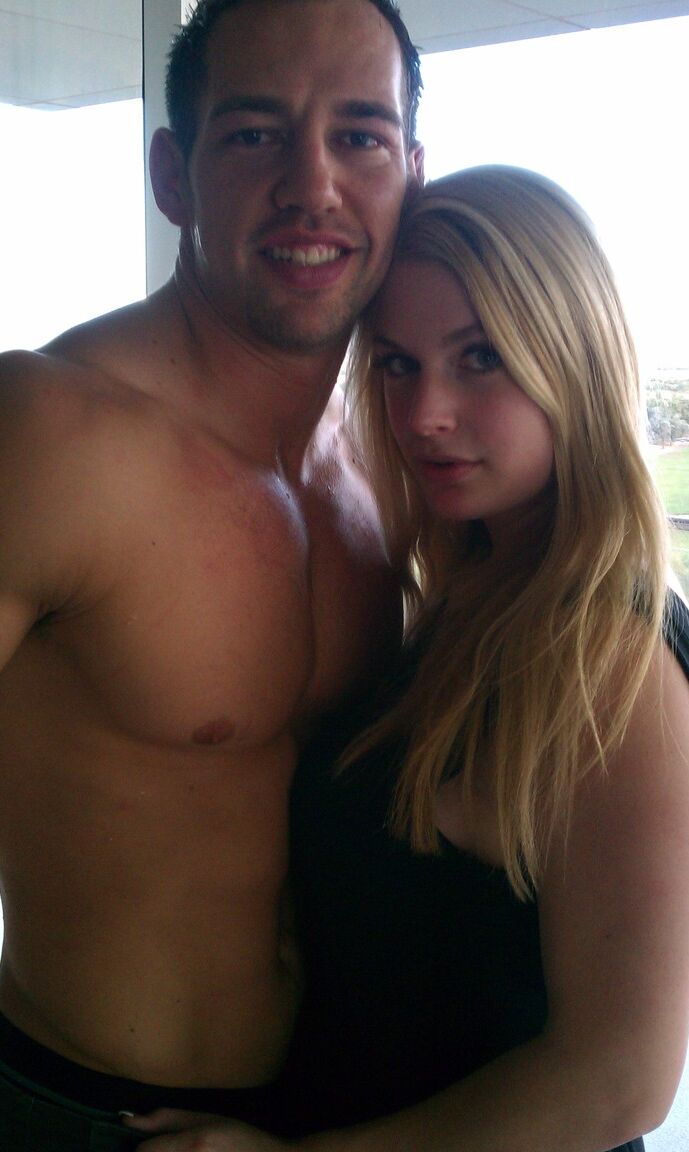 14P La rubia amateur Danielle se toma selfies sin desnudos de su vida diaria