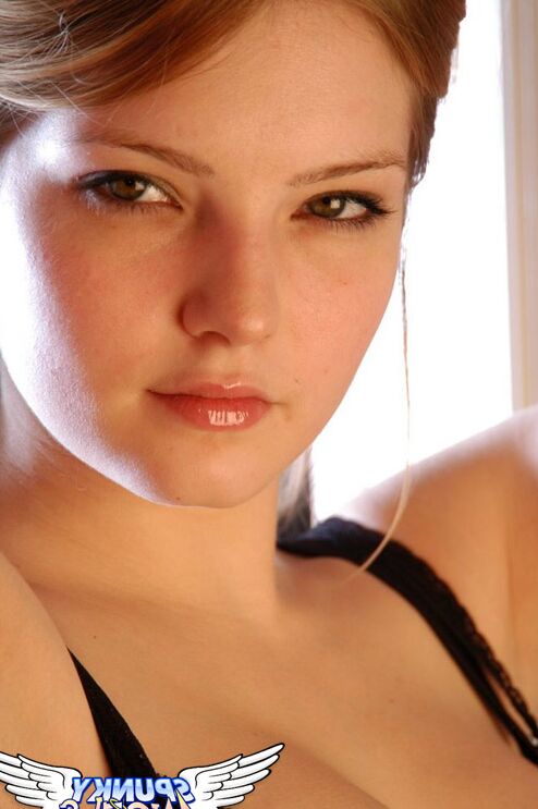 12P Die wundervolle blonde Amateurin Danielle sitzt auf dem Stuhl und zeigt ihren sexy Arsch