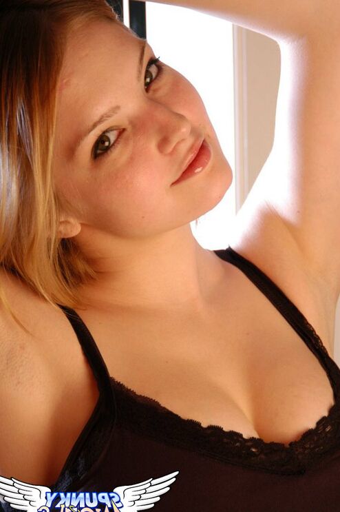 12P Die wundervolle blonde Amateurin Danielle sitzt auf dem Stuhl und zeigt ihren sexy Arsch