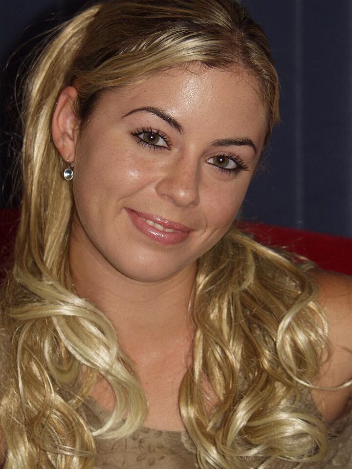 16P Thin, estreante Auriana, libera seu corpo bronzeado das roupas