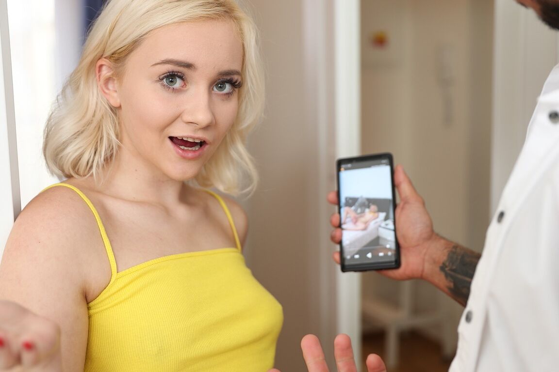 18P A jovem loira Marilyn Sugar transa com seu enteado depois que ele a pega se masturbando