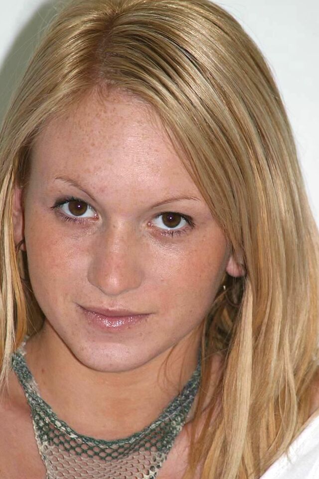 16P Blonde girl Carrie disrobes afore a mirror to launch a nude modeling career
